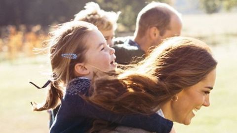 Маленькая помощница: Кейт Миддлтон и принц Уильям очаровали фото именинницы принцессы Шарлотты