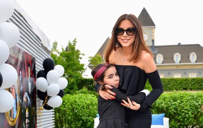 Куколки: Ани Лорак с дочкой в стильных платьях-вышиванках вызвали фурор в сети