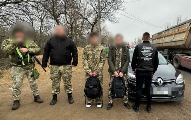 Прикинулися військовими. Прикордонники зловили чоловіків, які намагалися втекти з України