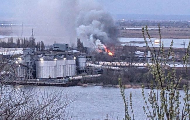 В Ростове прогремело несколько взрывов: в сети пишут о пожаре возле зернового терминала