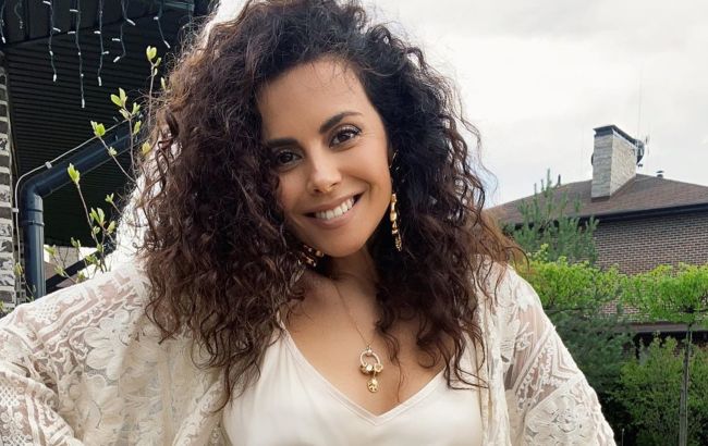 Сколько счастья! Солнечная Настя Каменских очаровала фото в образе деревенской красотки