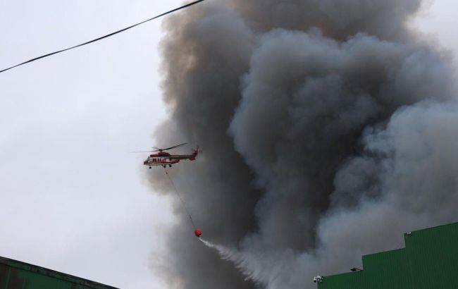 Дніпро накрив густий дим: через ракетну атаку палають склади з медикаментами і шинами