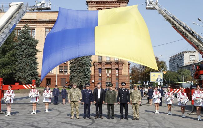 У центрі Дніпра підняли один із найбільших державних прапорів