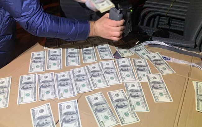 Отримав 30 тисяч доларів за закриття справи. У Фастові прокурора спіймали на хабарі