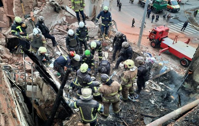 Ракетный удар по Харькову: из-под завалов достали тело еще одного погибшего