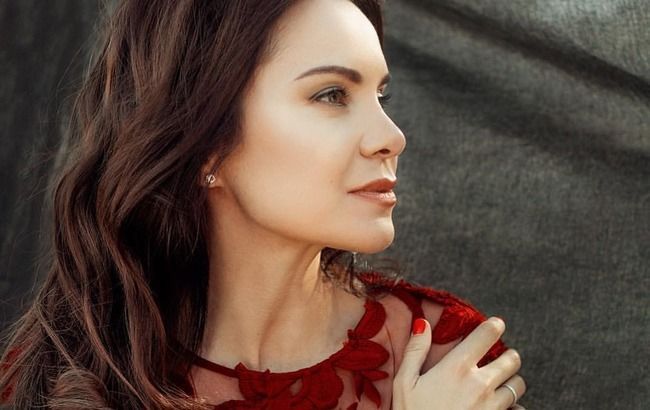 Очі сяють щастям: Лілія Подкопаєва з коханим заворожила романтикою на вуличках Парижа