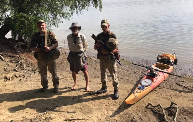 Американец случайно заплыл в Украину на каяке