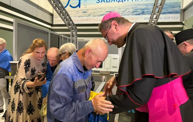 Повернення десятьох полонених в Україну: Зеленський показав відео