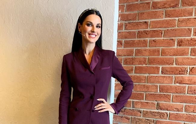 Лазурная роскошь: Маша Ефросинина показала идеальный деловой стиль в трендовых оттенках