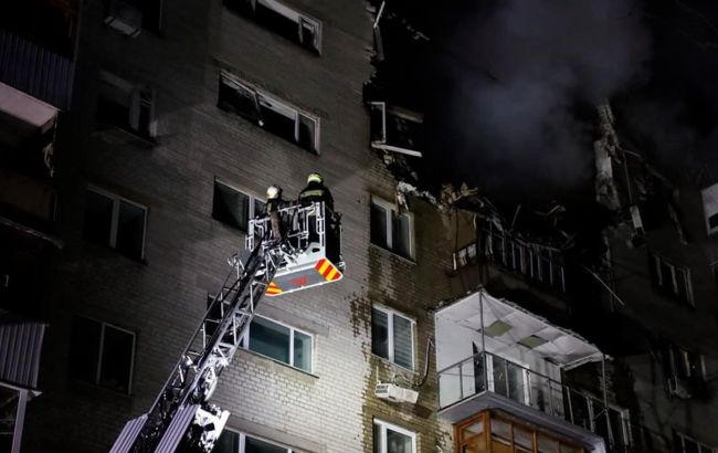 Удар по многоэтажке в Днепре: полиция показала первые кадры после обстрела