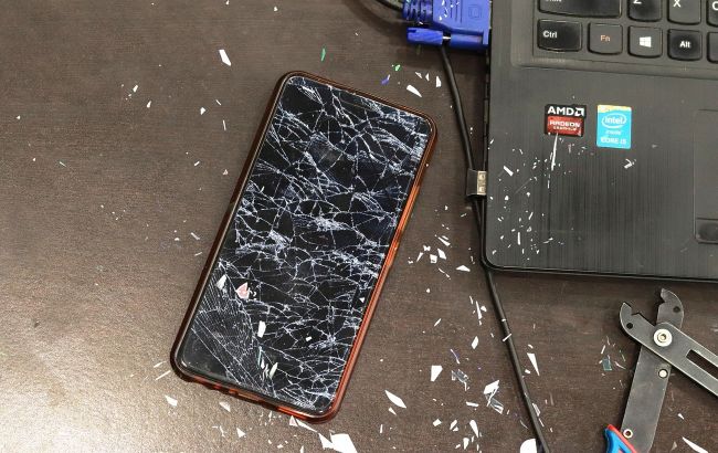 Чому не можна користуватися смартфоном, якщо у нього розбитий екран: причини здивують