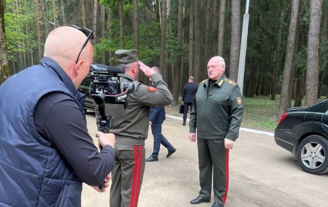 Снова с бинтом на руке. Лукашенко впервые появился на публике после 9 мая