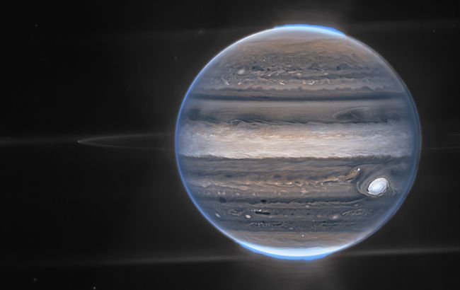 Полярні сяйва та велика червона пляма: NASA показало вражаючі знімки Юпітера