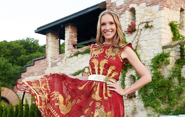 Отпадная шляпка! Смелая Катя Осадчая удивила сеть экстравагантным аксессуаром