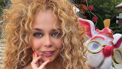 "Дуже розцвіла!" Закохана Гросу в блискучому ліфі підкорила гарячим морським фотосетом