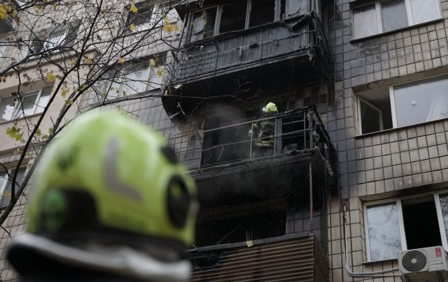 У Києві горіла багатоповерхівка: постраждала жінка (фото)