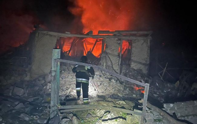Пожежа та поранені. Російські окупанти обстріляли середмістя Куп'янська (фото)