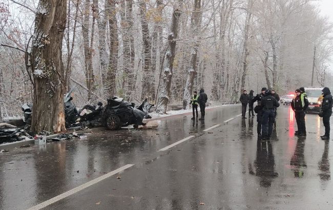 Автомобіль влетів у дерево: у Чернівцях внаслідок ДТП загинули троє людей