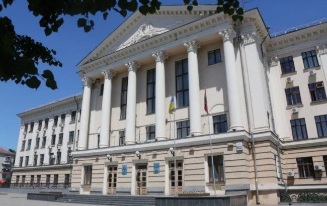 "Запоріжсталь" встановила прапор України на вантовому мосту в Запоріжжі