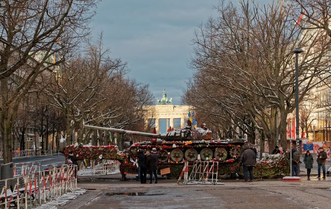 Власти Берлина потребовали деньги за "парковку" подбитого танка перед посольством РФ