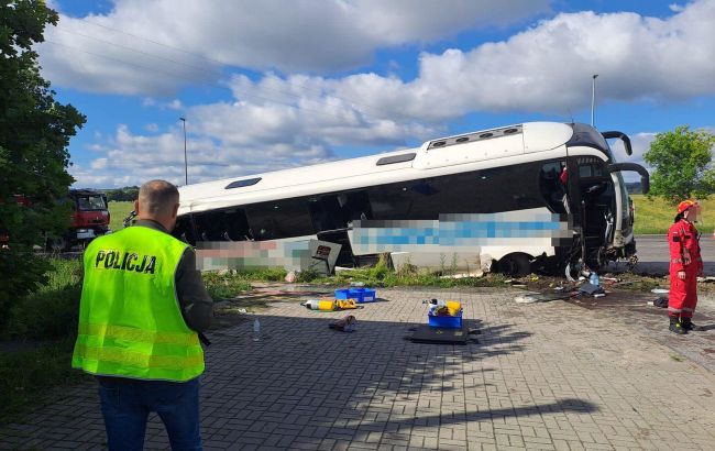 У Польщі автобус із українцями злетів у кювет: 14 постраждалих, серед них діти (фото)