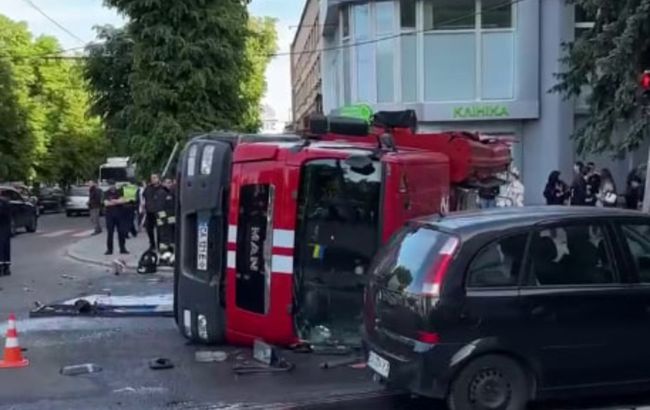 У центрі Черкас зіштовхнулися тролейбус та автомобіль ДСНС: постраждали понад 10 людей