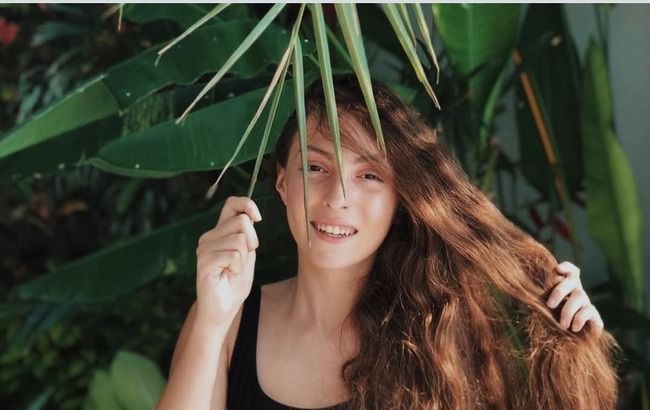 Поцелуй под солнцем: стильная Маша Полякова восхитила ярким фотосетом на природе