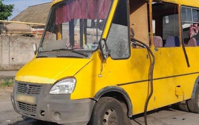Росіяни вдарили по авто та маршрутці у Херсоні, є загибла і поранені