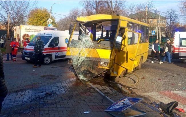 У Черкасах через аварію за участю маршрутки постраждали 10 людей, у тому числі діти
