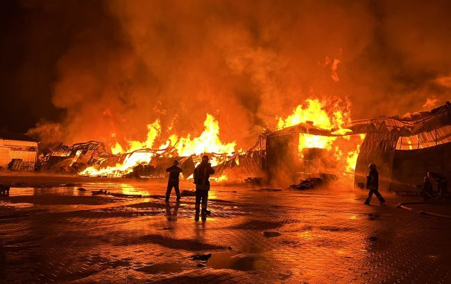 В Виннице продолжают гореть склады. Их тушат со вчера (видео)