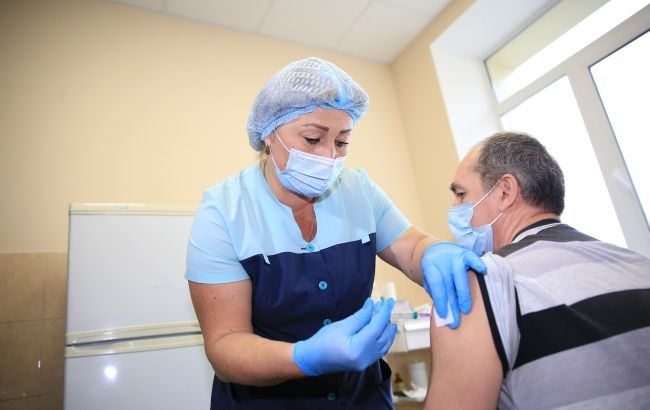 У Дніпрі вперше в Україні провели масову вакцинацію проти COVID-19 пацієнтів з алергією