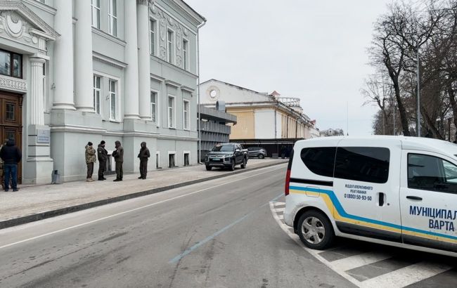 В Чернигове эвакуировали депутатов во время сессии в горсовете. Ищут взрывчатку
