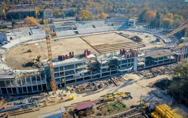 На стадіоні "Металург" у Кривому Розі роблять "гібридне" поле і трибуни на 19 тис. глядачів