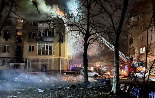 Полицейские попали под повторный обстрел во время атаки РФ на Чернигов (видео)