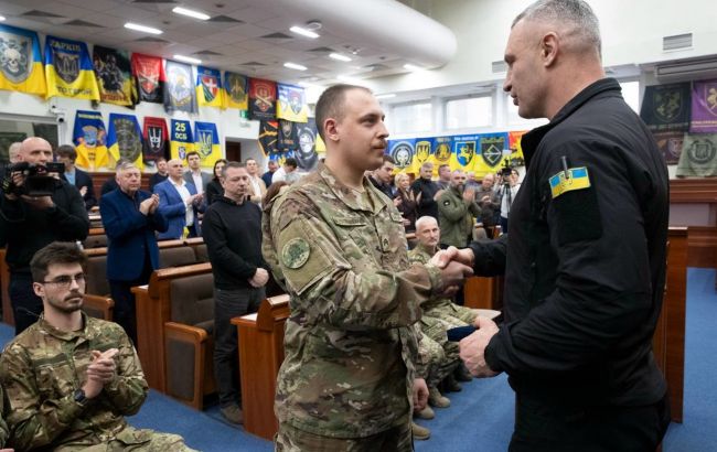 Кличко нагородив бійців "Азову"