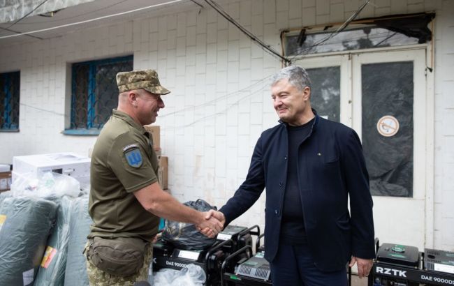 Порошенко передал военным партию оборудования почти на 1 млн гривен