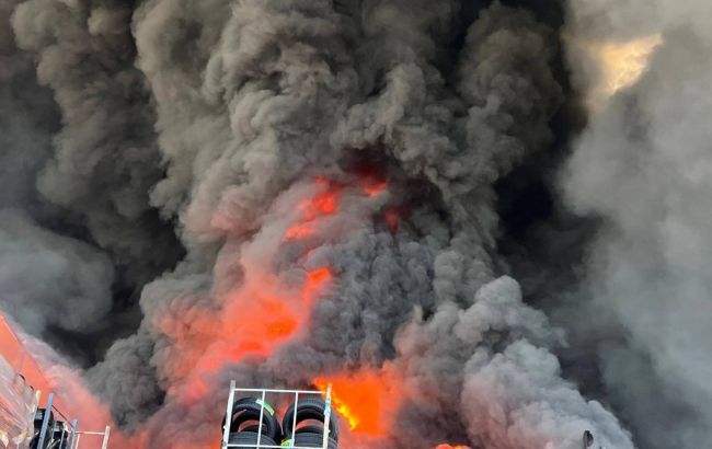 Росія вранці завдала повторного удару по Київщині, пошкоджено склад "Агромата"