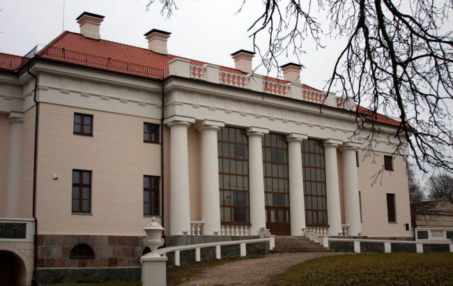 Россиянам запретили посещать самое популярное поместье в Литве