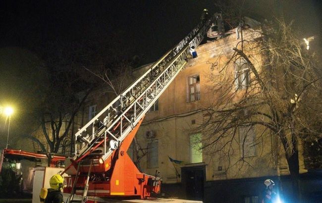 Вечірній удар РФ по Одесі: горів житловий будинок, пошкоджений ліцей