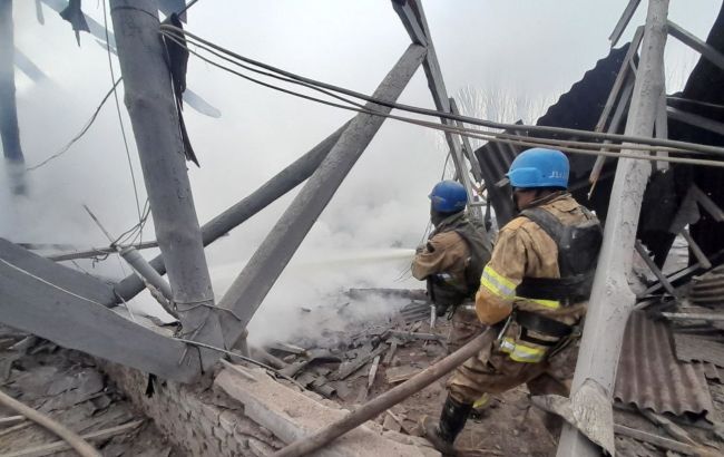 Россияне ударили по отелю в Курахово: спасатели ликвидировали пожар (видео)