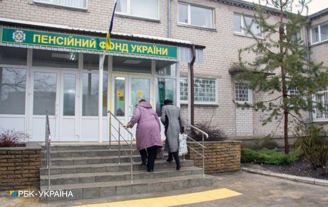 Пенсии за март будут. Как получить тем, кто был вынужден переехать