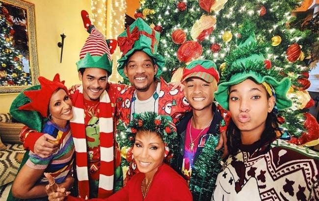 Поход в "Диснейленд" и оленьи рога: как западные звезды отметили Рождество 2018