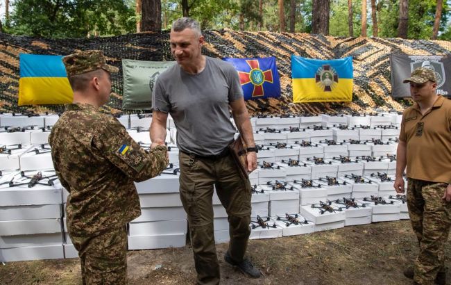 Кличко передал двум бригадам НГУ очередную партию помощи от киевлян