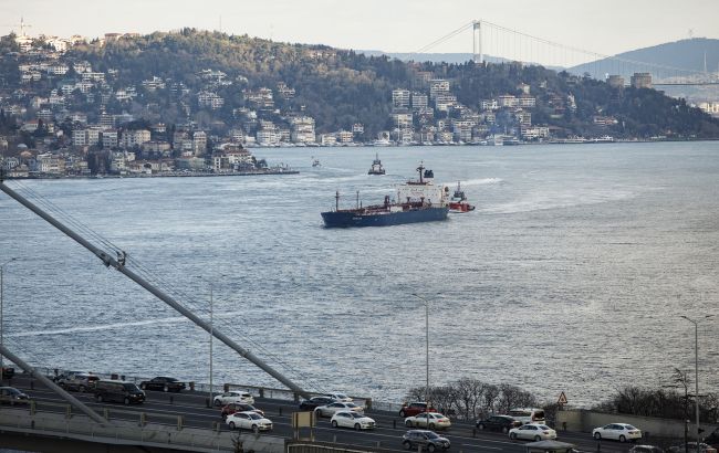 РФ штучно обмежує рух через Босфор: в заторі майже 100 суден з зерном