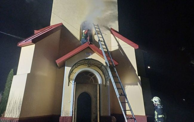 На Закарпатье ночью загорелся храм, который является памяткой архитектуры (фото)