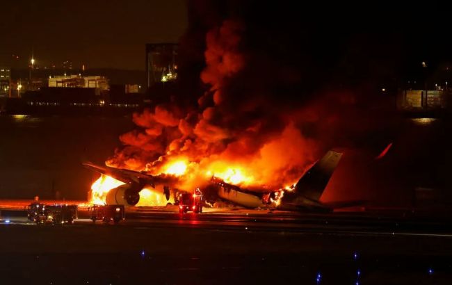 В Японии при посадке загорелся самолет с почти 400 пассажирами на борту (видео)