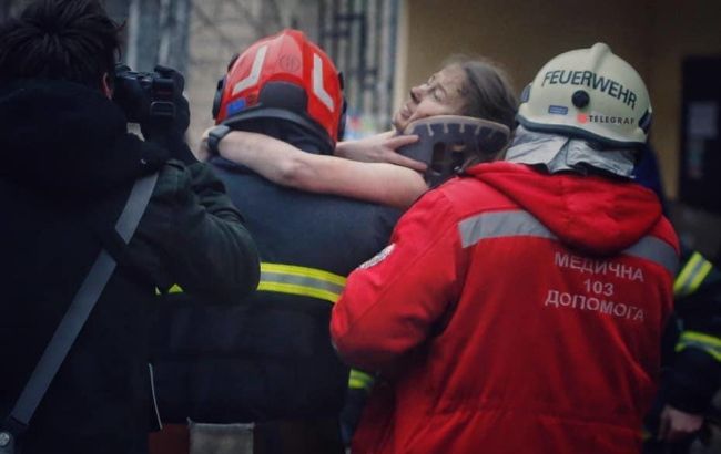 В Днепре из-под завалов спасли женщину (фото, видео)