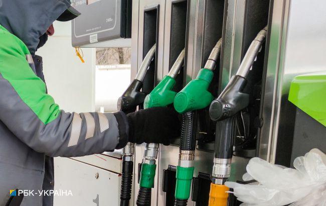 Кабмин обязал АЗС снизить цены на бензин на 44 копейки по формуле "Роттердам+"