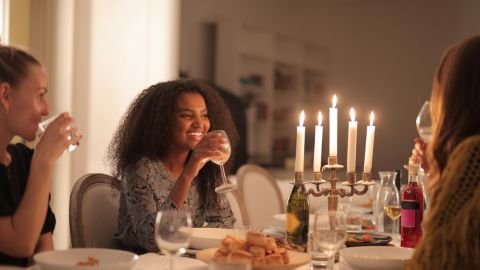 Як "вижити" в гостях, якщо ти на дієті: дієтолог запропонувала варіанти рішень