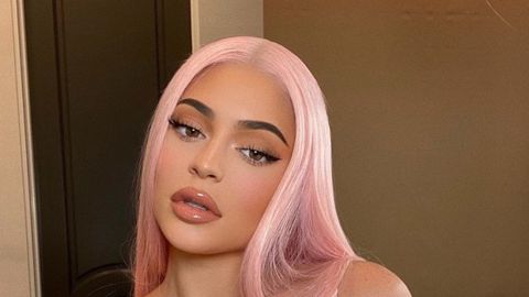 В латексі і з екстремальним декольте: Кайлі Дженнер блищить на обкладинці іменитого глянцю